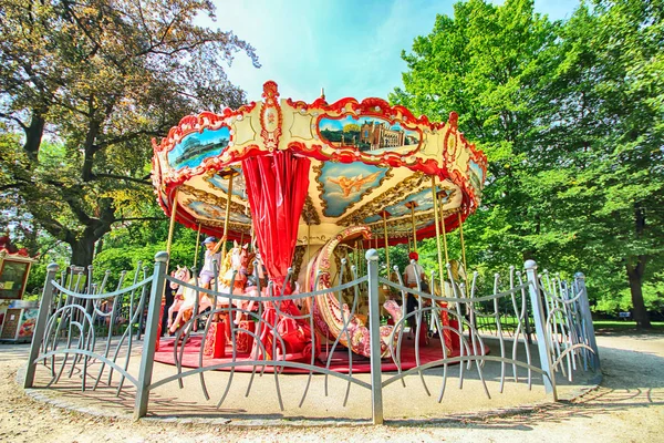 Wroclaw, Polonya - 18 Ağustos 2017: Carousel Old Town bahçesinde. Güzel, klasik Fransız 19th yüzyıl tarzı carousel çocuklar için Bahçesi yer alır.