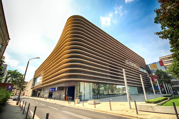 Wroclaw, Polonya - 18 Ağustos 2017: Roma mağaza Wroclaw, 1929-1930 yılında inşa edilmiş. Mimar yenileme ve uzantısı: Mackow Pracownia Projektowa. 2010 yılı en iyi modernleştirme.