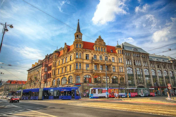 Wroclaw, Polonya - 18 Ağustos 2017: Wroclaw Old Town. Swidnicka Street, Wroclaw en ünlü caddesi. Bir yaz gününde tarihi binalar.