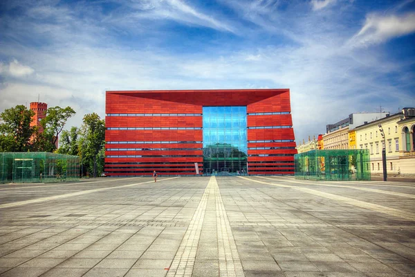WROCLAW, POLÓNIA - 18 de agosto de 2017: O Fórum Nacional de Música em Wroclaw, inaugurado em 2015, opera o local de concertos multifuncionais de última geração. Projetado por Kurylowicz e Associados . — Fotografia de Stock