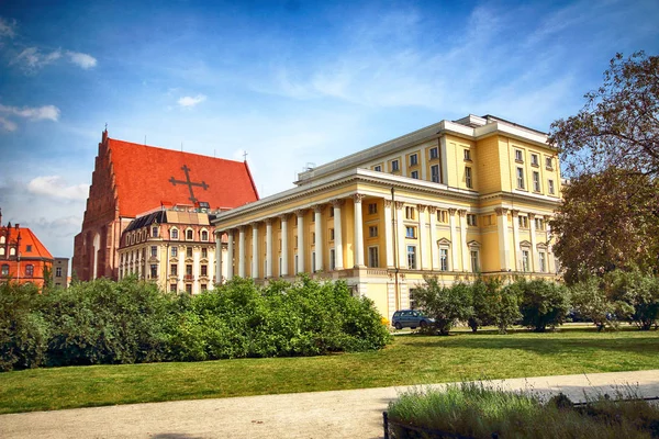 WROCLAW, POLONIA - 18 de agosto de 2017: Ciudad Vieja de Wroclaw. La Ópera de Wroclaw es una de las óperas más grandes y más importantes de Polonia . —  Fotos de Stock