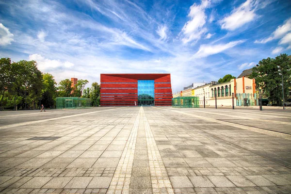 WROCLAW, POLÓNIA - 18 de agosto de 2017: O Fórum Nacional de Música em Wroclaw, inaugurado em 2015, opera o local de concertos multifuncionais de última geração. Projetado por Kurylowicz e Associados . — Fotografia de Stock
