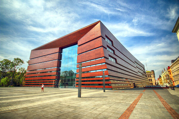 ВРОКЛАВ, ПОЛЬША - 18 августа 2017 года: Национальный музыкальный форум во Вроцлаве, открытый в 2015 году, управляет современной многофункциональной концертной площадкой. Designed by Kuryloviy and Associates
.