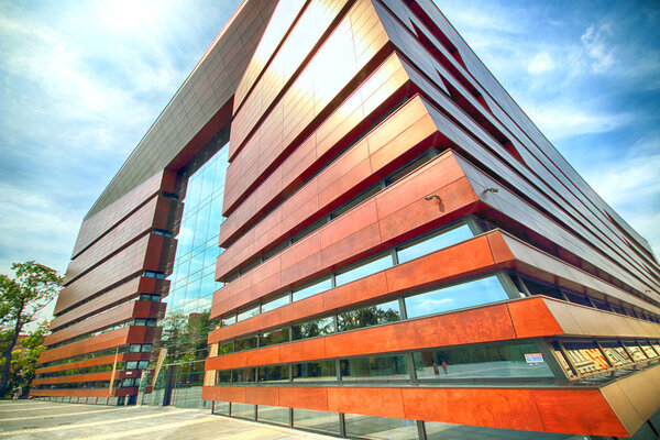 ВРОКЛАВ, ПОЛЬША - 18 августа 2017 года: Национальный музыкальный форум во Вроцлаве, открытый в 2015 году, управляет современной многофункциональной концертной площадкой. Designed by Kuryloviy and Associates
.