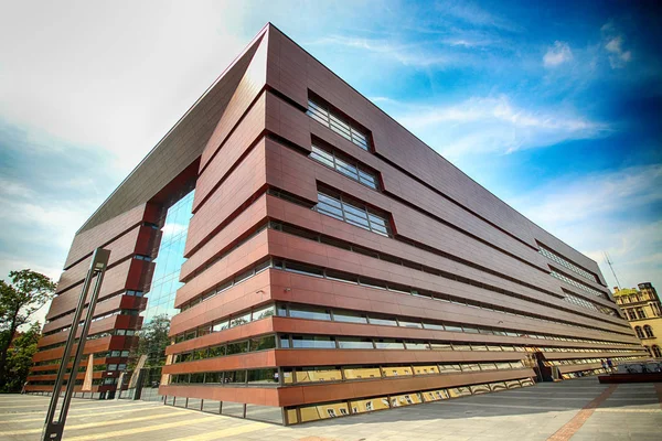 Wroclaw, Polonya - 18 Ağustos 2017: Ulusal Forum Müzik Wroclaw, 2015 yılında açılan en son teknolojiye çok fonksiyonlu konser salonuna çalışır. Kurylowicz ve ortakları tarafından tasarlanan.