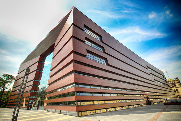 ВРОКЛАВ, ПОЛЬША - 18 августа 2017 года: Национальный музыкальный форум во Вроцлаве, открытый в 2015 году, управляет современной многофункциональной концертной площадкой. Designed by Kuryloviy and Associates
.