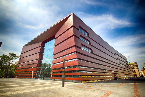 Wroclaw, Polonya - 18 Ağustos 2017: Ulusal Forum Müzik Wroclaw, 2015 yılında açılan en son teknolojiye çok fonksiyonlu konser salonuna çalışır. Kurylowicz ve ortakları tarafından tasarlanan.