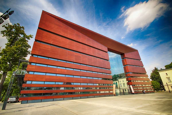 Wroclaw, Polonya - 18 Ağustos 2017: Ulusal Forum Müzik Wroclaw, 2015 yılında açılan en son teknolojiye çok fonksiyonlu konser salonuna çalışır. Kurylowicz ve ortakları tarafından tasarlanan.