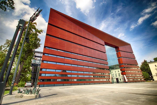 Wroclaw, Polonya - 18 Ağustos 2017: Ulusal Forum Müzik Wroclaw, 2015 yılında açılan en son teknolojiye çok fonksiyonlu konser salonuna çalışır. Kurylowicz ve ortakları tarafından tasarlanan.