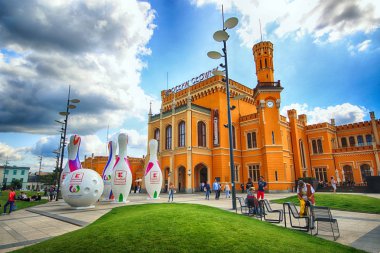 Wroclaw, Polonya - 23 Ağustos 2017: Ana tren istasyonu. Sonra yenileme önce Euro 2012 yeni bir otopark inşa edilmiştir cephe yenilendi ve ticari Puan içinde açıldı.