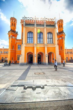 Wroclaw, Polonya - 23 Ağustos 2017: Ana tren istasyonu. Sonra yenileme önce Euro 2012 yeni bir otopark inşa edilmiştir cephe yenilendi ve ticari Puan içinde açıldı.