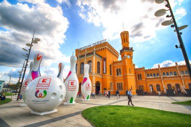 Wroclaw, Polonya - 23 Ağustos 2017: Ana tren istasyonu. Sonra yenileme önce Euro 2012 yeni bir otopark inşa edilmiştir cephe yenilendi ve ticari Puan içinde açıldı.