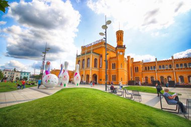 Wroclaw, Polonya - 23 Ağustos 2017: Ana tren istasyonu. Sonra yenileme önce Euro 2012 yeni bir otopark inşa edilmiştir cephe yenilendi ve ticari Puan içinde açıldı.