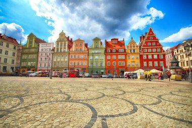 Wroclaw, Polonya - 23 Ağustos 2017: Wroclaw Old Town. Tuz Meydanı. Bir Avrupa'nın en renkli Pazar kareler ile şehir. Aşağı Silezya, Polonya, Avrupa'nın tarihsel başkenti.