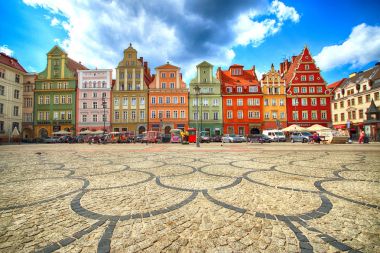 Wroclaw, Polonya - 23 Ağustos 2017: Wroclaw Old Town. Tuz Meydanı. Bir Avrupa'nın en renkli Pazar kareler ile şehir. Aşağı Silezya, Polonya, Avrupa'nın tarihsel başkenti.