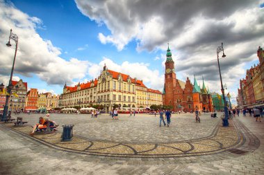 Wroclaw, Polonya - 23 Ağustos 2017: Wroclaw Old Town. Bir Avrupa'nın en renkli Pazar kareler ile şehir. Aşağı Silezya, Polonya, Avrupa'nın tarihsel başkenti.
