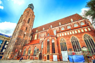 Wroclaw, Polonya - 23 Ağustos 2017: Wroclaw Old Town. St Elizabeth küçük bazilika (The Garrison Church) en önemli şehir kiliseler ve Wroclaw sembollerin biridir.