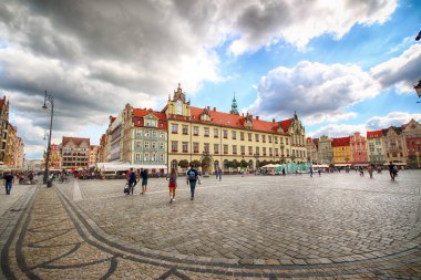 Wroclaw, Polonya - 23 Ağustos 2017: Wroclaw Old Town. Bir Avrupa'nın en renkli Pazar kareler ile şehir. Aşağı Silezya, Polonya, Avrupa'nın tarihsel başkenti.