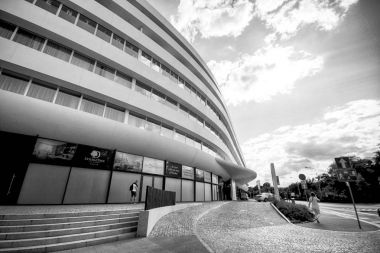 Wroclaw, Polonya - 23 Ağustos 2017: Doubletree by Hilton Hotel Wroclaw, Ağustos 2016, açılan eski şehir Pazar Meydanı sadece 10 dakika mesafededir. Fütüristik Ovo Wroclaw karmaşık bulunan.