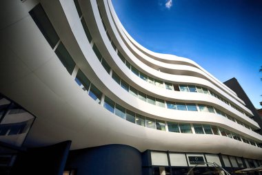 Wroclaw, Polonya - 23 Ağustos 2017: Doubletree by Hilton Hotel Wroclaw, Ağustos 2016, açılan eski şehir Pazar Meydanı sadece 10 dakika mesafededir. Fütüristik Ovo Wroclaw karmaşık bulunan.