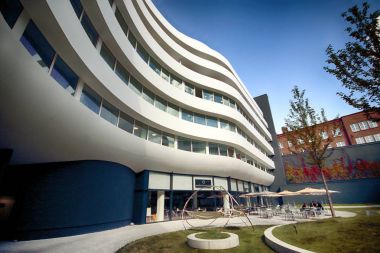 Wroclaw, Polonya - 23 Ağustos 2017: Doubletree by Hilton Hotel Wroclaw, Ağustos 2016, açılan eski şehir Pazar Meydanı sadece 10 dakika mesafededir. Fütüristik Ovo Wroclaw karmaşık bulunan.