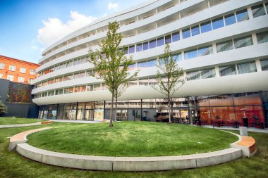 Wroclaw, Polonya - 23 Ağustos 2017: Doubletree by Hilton Hotel Wroclaw, Ağustos 2016, açılan eski şehir Pazar Meydanı sadece 10 dakika mesafededir. Fütüristik Ovo Wroclaw karmaşık bulunan.