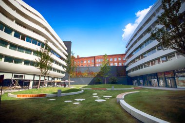 Wroclaw, Polonya - 23 Ağustos 2017: Doubletree by Hilton Hotel Wroclaw, Ağustos 2016, açılan eski şehir Pazar Meydanı sadece 10 dakika mesafededir. Fütüristik Ovo Wroclaw karmaşık bulunan.