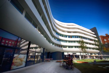 Wroclaw, Polonya - 23 Ağustos 2017: Doubletree by Hilton Hotel Wroclaw, Ağustos 2016, açılan eski şehir Pazar Meydanı sadece 10 dakika mesafededir. Fütüristik Ovo Wroclaw karmaşık bulunan.