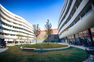 Wroclaw, Polonya - 23 Ağustos 2017: Doubletree by Hilton Hotel Wroclaw, Ağustos 2016, açılan eski şehir Pazar Meydanı sadece 10 dakika mesafededir. Fütüristik Ovo Wroclaw karmaşık bulunan.