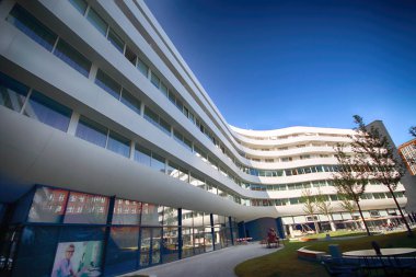 Wroclaw, Polonya - 23 Ağustos 2017: Doubletree by Hilton Hotel Wroclaw, Ağustos 2016, açılan eski şehir Pazar Meydanı sadece 10 dakika mesafededir. Fütüristik Ovo Wroclaw karmaşık bulunan.