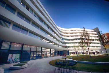 Wroclaw, Polonya - 23 Ağustos 2017: Doubletree by Hilton Hotel Wroclaw, Ağustos 2016, açılan eski şehir Pazar Meydanı sadece 10 dakika mesafededir. Fütüristik Ovo Wroclaw karmaşık bulunan.