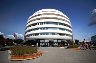 Wroclaw, Polonya - 23 Ağustos 2017: Doubletree by Hilton Hotel Wroclaw, Ağustos 2016, açılan eski şehir Pazar Meydanı sadece 10 dakika mesafededir. Fütüristik Ovo Wroclaw karmaşık bulunan.