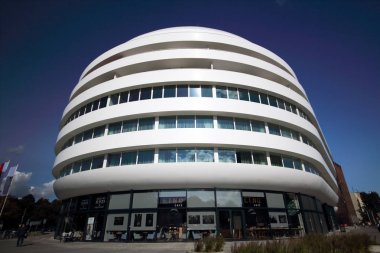 Wroclaw, Polonya - 23 Ağustos 2017: Doubletree by Hilton Hotel Wroclaw, Ağustos 2016, açılan eski şehir Pazar Meydanı sadece 10 dakika mesafededir. Fütüristik Ovo Wroclaw karmaşık bulunan.