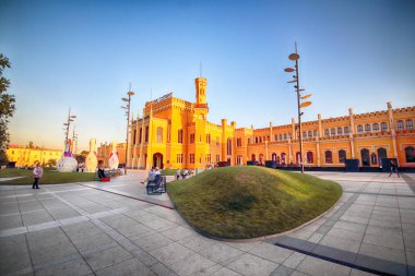 Wroclaw, Polonya - 23 Ağustos 2017: Ana tren istasyonu. Sonra yenileme önce Euro 2012 yeni bir otopark inşa edilmiştir cephe yenilendi ve ticari Puan içinde açıldı.
