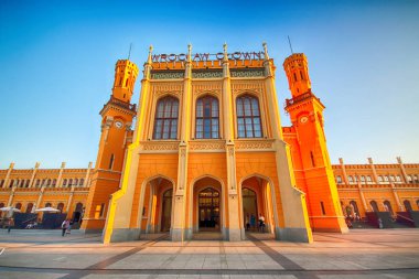 Wroclaw, Polonya - 23 Ağustos 2017: Ana tren istasyonu. Sonra yenileme önce Euro 2012 yeni bir otopark inşa edilmiştir cephe yenilendi ve ticari Puan içinde açıldı.