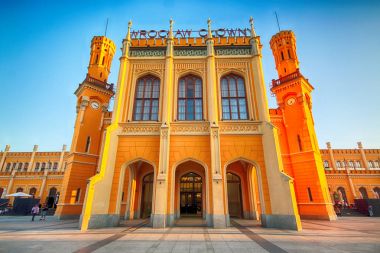 Wroclaw, Polonya - 23 Ağustos 2017: Ana tren istasyonu. Sonra yenileme önce Euro 2012 yeni bir otopark inşa edilmiştir cephe yenilendi ve ticari Puan içinde açıldı.