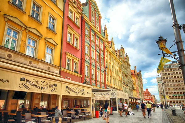 Wroclaw, Polen - 23 augusti 2017: Wroclaw Old Town. Staden med en av de mest färgstarka marknaden torgen i Europa. Historiska huvudstaden i nedre Schlesien, Polen, Europa. — Stockfoto