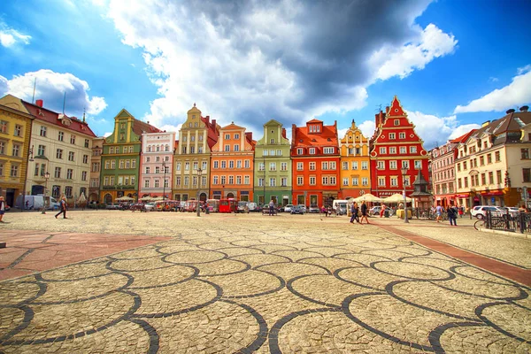 Wroclaw, Polonya - 23 Ağustos 2017: Wroclaw Old Town. Tuz Meydanı. Bir Avrupa'nın en renkli Pazar kareler ile şehir. Aşağı Silezya, Polonya, Avrupa'nın tarihsel başkenti.