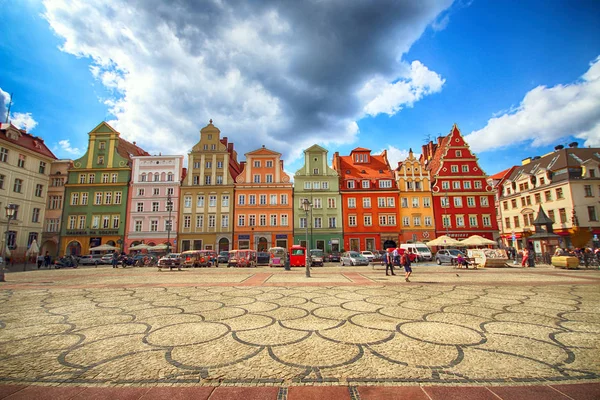 ヴロツワフ, ポーランド - 2017 年 8 月 23 日: ヴロツワフの旧市街。塩広場。ヨーロッパで最もカラフルなマーケット広場の 1 つの都市。ポーランド、シロンスク ヨーロッパの歴史的首都. — ストック写真