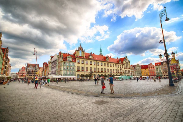 Wrocław, Polska - 23 sierpnia 2017: Wrocław stare miasto. Miasta z jednym z najbardziej kolorowych kwadratów rynku w Europie. Historyczna stolica Dolnego Śląska, Polska, Europa. — Zdjęcie stockowe