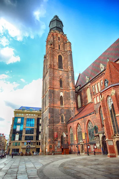 Wroclaw, Polonya - 23 Ağustos 2017: Wroclaw Old Town. St Elizabeth küçük bazilika (The Garrison Church) en önemli şehir kiliseler ve Wroclaw sembollerin biridir.