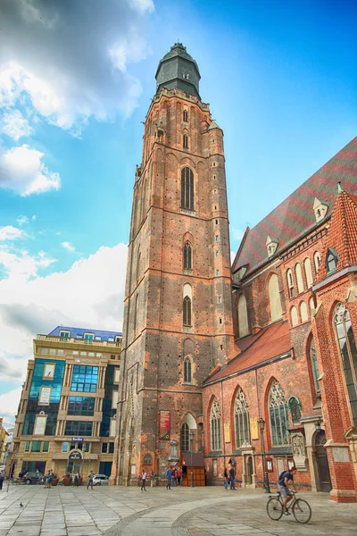 Wroclaw, Polen - 23 augustus 2017: Wroclaw Old Town. St. Elizabeth Minor Basilica (het garnizoen kerk) is één van de belangrijkste kerken van de stad en één van de symbolen van Wroclaw. — Stockfoto