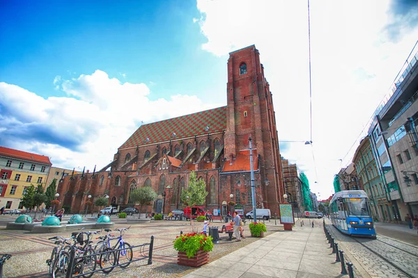 Wroclaw, Polen - 23 augustus 2017: Kathedraal van St. Mary Magdalene is één van de oudste tempels in de stad. Gebouwd in 1226-1232, was het de eerste parochiekerk, het verzamelen van de toen Duitse kolonisten. — Stockfoto