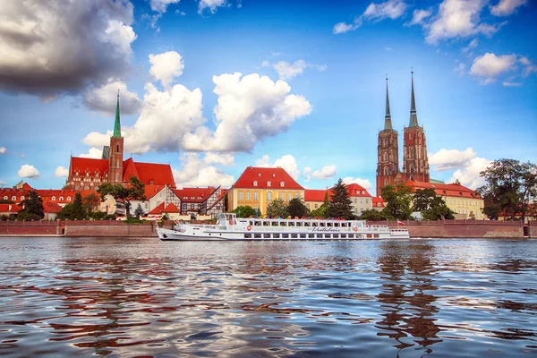 WROCLAW, POLONIA - 23 AGOSTO 2017: Wroclaw Old Town. Cathedral Island (Ostrow Tumski) è la parte più antica della città. Fiume Odra, barche ed edifici storici in una giornata estiva . — Foto Stock