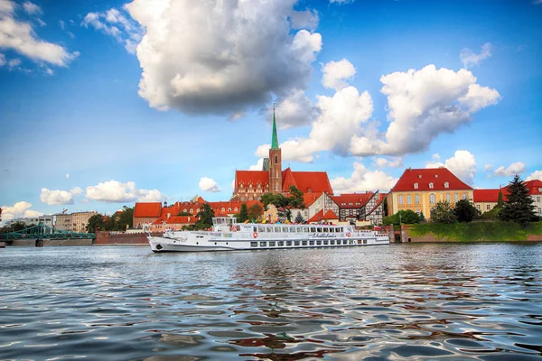 Wroclaw, Polonya - 23 Ağustos 2017: Wroclaw Old Town. Katedral adadır (Ostrow Tumski) şehrin en eski parçası. Oder Nehri, tekne ve bir yaz gününde tarihi binalar.