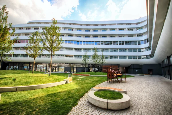 WROCLAW, POLÓNIA - 23 de agosto de 2017: DoubleTree by Hilton Hotel Wroclaw, inaugurado em agosto de 2016, fica a apenas 10 minutos da Praça do Mercado da Cidade Velha. Localizado no complexo futurista OVO Wroclaw . — Fotografia de Stock