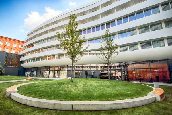 Wroclaw, Polonya - 23 Ağustos 2017: Doubletree by Hilton Hotel Wroclaw, Ağustos 2016, açılan eski şehir Pazar Meydanı sadece 10 dakika mesafededir. Fütüristik Ovo Wroclaw karmaşık bulunan.