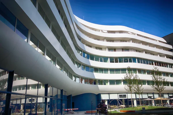 Wroclaw, Polonya - 23 Ağustos 2017: Doubletree by Hilton Hotel Wroclaw, Ağustos 2016, açılan eski şehir Pazar Meydanı sadece 10 dakika mesafededir. Fütüristik Ovo Wroclaw karmaşık bulunan.