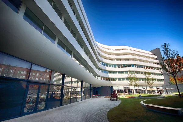 Wroclaw, Polonya - 23 Ağustos 2017: Doubletree by Hilton Hotel Wroclaw, Ağustos 2016, açılan eski şehir Pazar Meydanı sadece 10 dakika mesafededir. Fütüristik Ovo Wroclaw karmaşık bulunan.