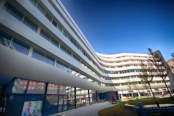 Wroclaw, Polonya - 23 Ağustos 2017: Doubletree by Hilton Hotel Wroclaw, Ağustos 2016, açılan eski şehir Pazar Meydanı sadece 10 dakika mesafededir. Fütüristik Ovo Wroclaw karmaşık bulunan.